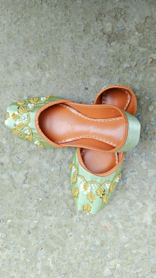 Green khussa
